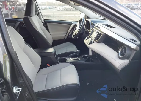 2018 Toyota Rav4 Xle z USA, uszkodzony, nr VIN JTMRFREV3JJ742385